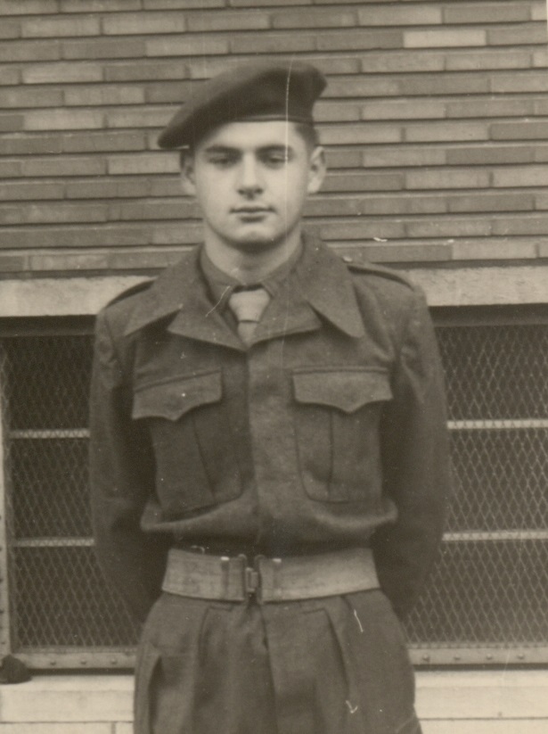 Gilbert als soldaat in opleiding, te zien aan het uniform