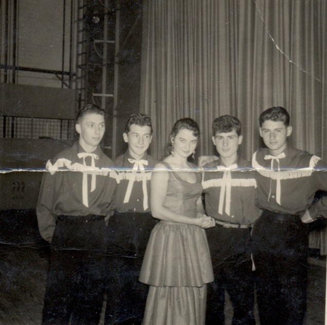 Gilbert (uiterst rechtst) in de outfit van een dansgezelschap