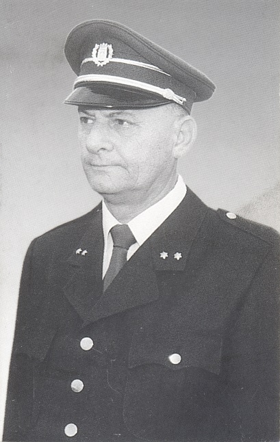 Gilbert Debaere in het uniform van begraafplaatsbediende