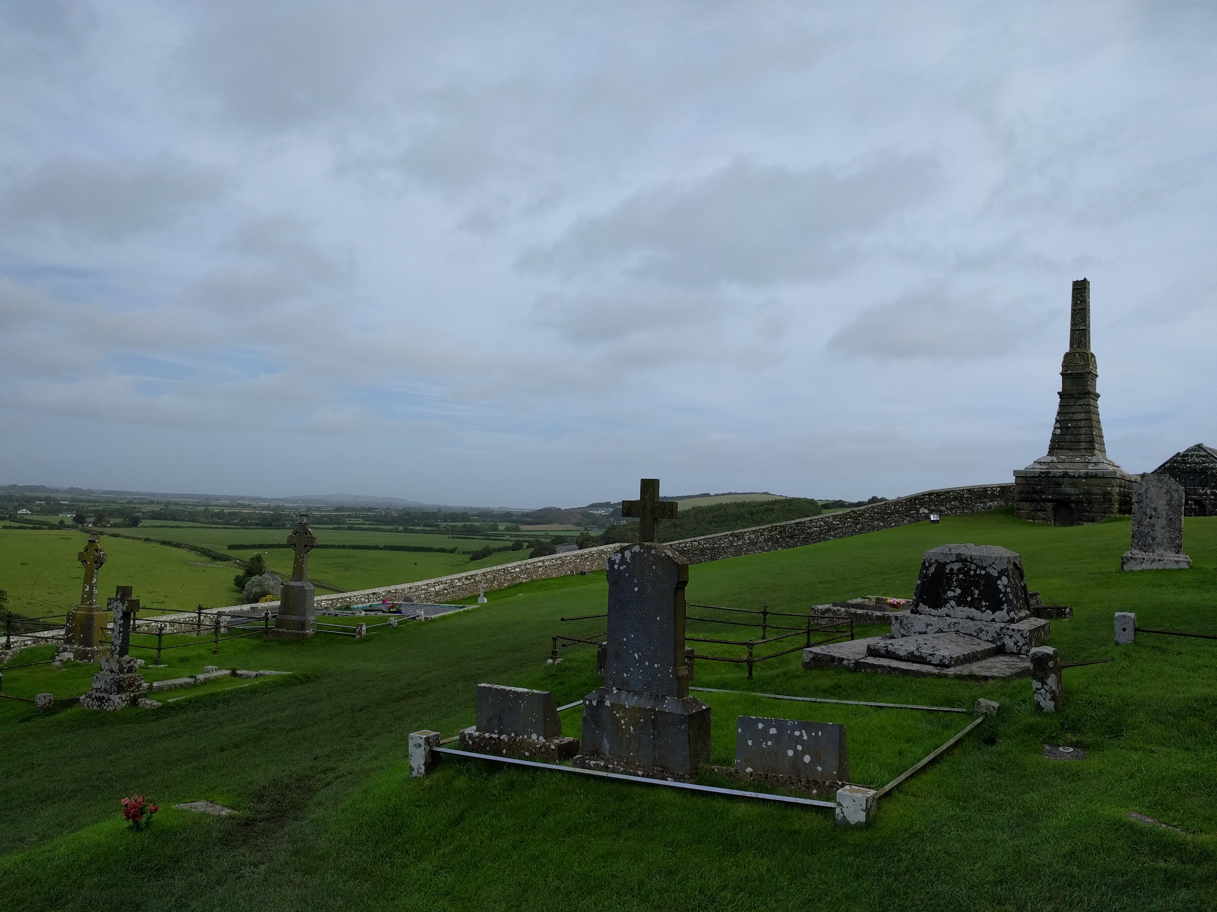 Rock of Cashel - kerkhof met een overblijfsel van een high cross